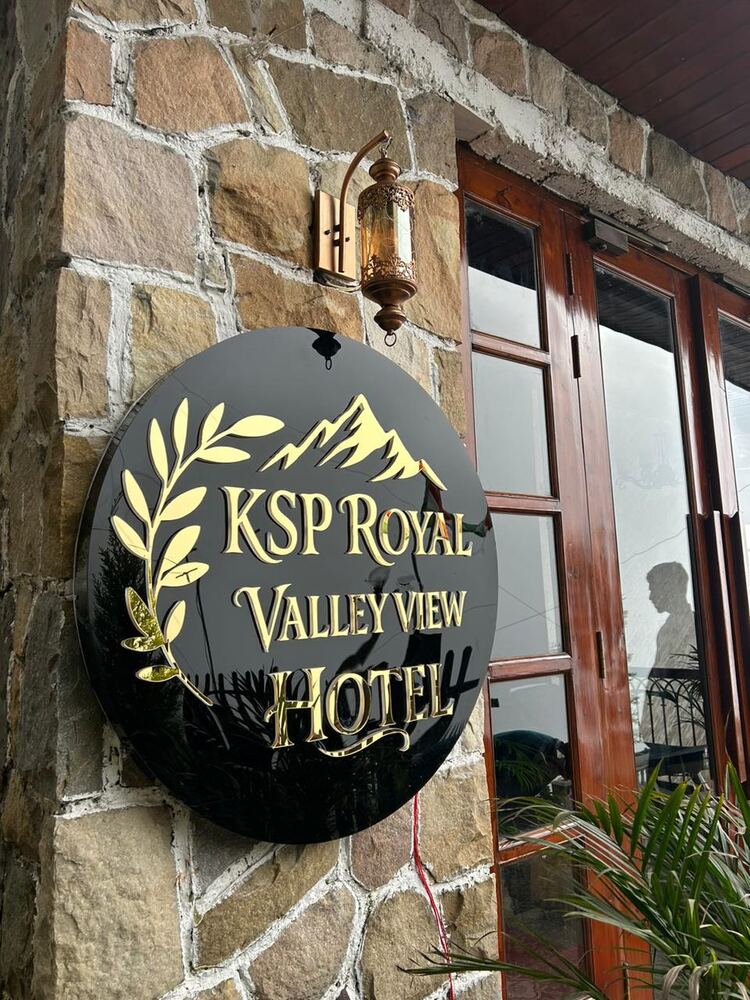 KSP Royal Valley View Hotel: Gold mirror acrylic on a round black board